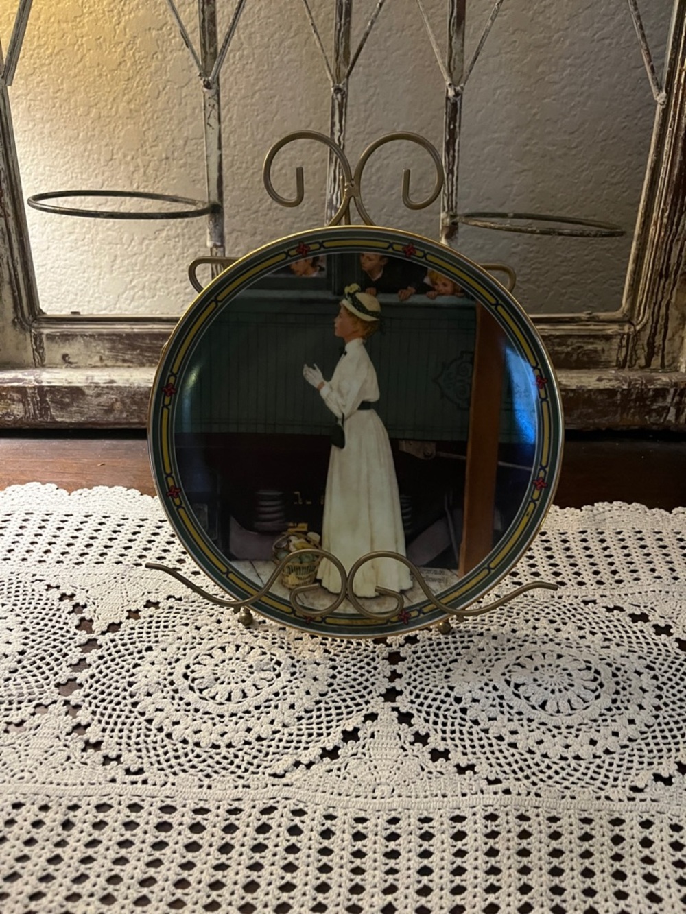 Framed Vintage-Style Wall Plate in White and Gold, Knowles Brand